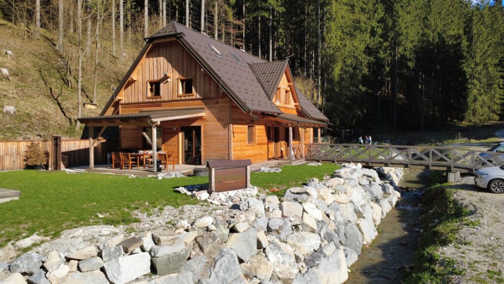 Drevená chata Nerina v lese pri Donovaloch z vtáčej perspektívy